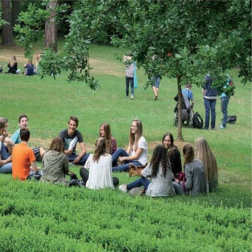 Gemeinsame Praxis im Freien am St. Bonifatiuskloster